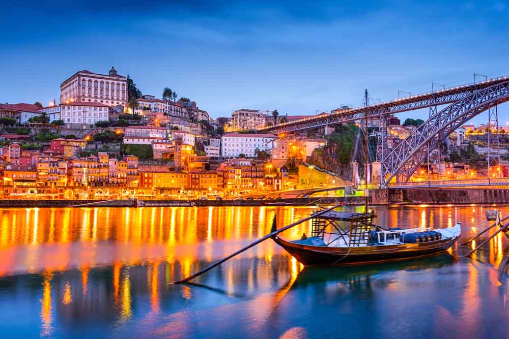 Tome uma bebida ao longo do rio Douro
